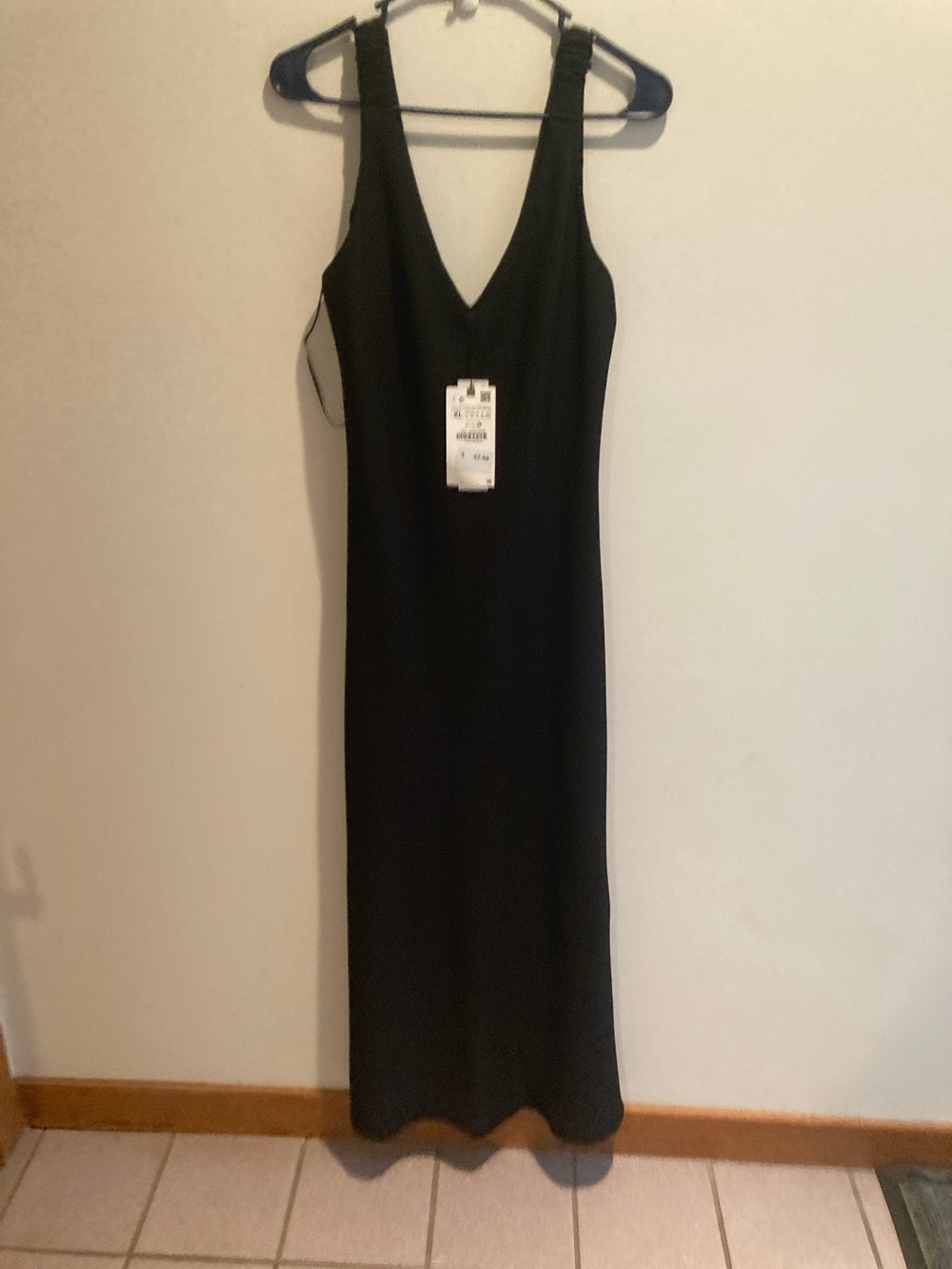 Zara Black V-Neck Sleeveless Maxi Dress 
Pit. 18”. Length 50”